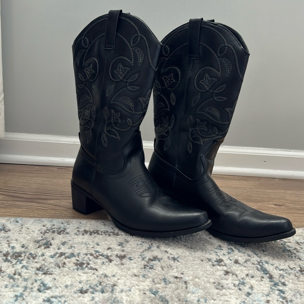 Gently Used Women’s Faux Leather Boots